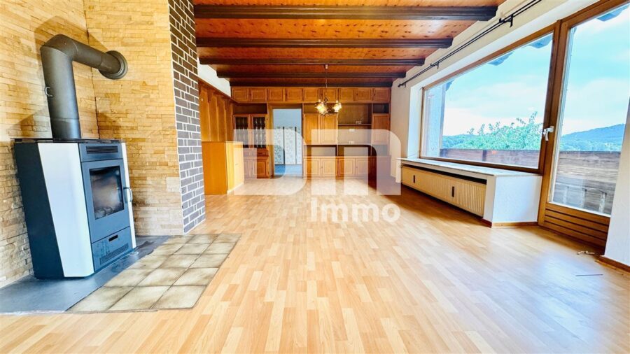 (R)eserviert!!!Hochwertiges 1-2 Familienhaus mit großem Garten in erhobener Ortsrandlage - EG Wohnzimmer / Esszimmer / Zugang Balkon/Terrasse